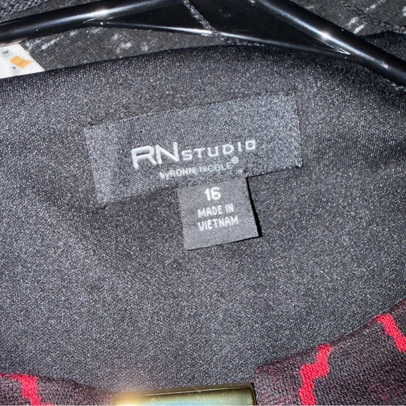 🌹𝐑𝐍 𝐒𝐓𝐔𝐃𝐈𝐎 𝐁𝐘 𝐑𝐎𝐍𝐍𝐈 𝐍𝐈𝐂𝐎𝐋𝐄 𝐁𝐋𝐀𝐂𝐊 𝐑𝐄𝐃 𝐁𝐎𝐑𝐃𝐄𝐑 𝐒𝐋𝐄𝐄𝐕𝐄𝐒 & 𝐁𝐎𝐓𝐓𝐎𝐌 𝐊𝐄𝐘𝐇𝐎𝐋𝐄 𝐃𝐑𝐄𝐒𝐒 - Picture 7 of 11